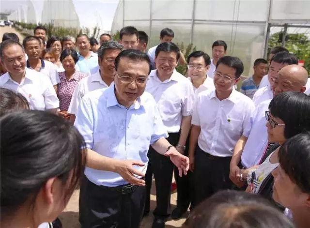 李克強(qiáng)總理冒酷暑考察陜西羊乳產(chǎn)業(yè)鏈，精準(zhǔn)扶貧項(xiàng)目